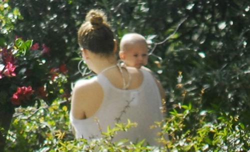 Джей Ло впервые «засветилась» с малышом