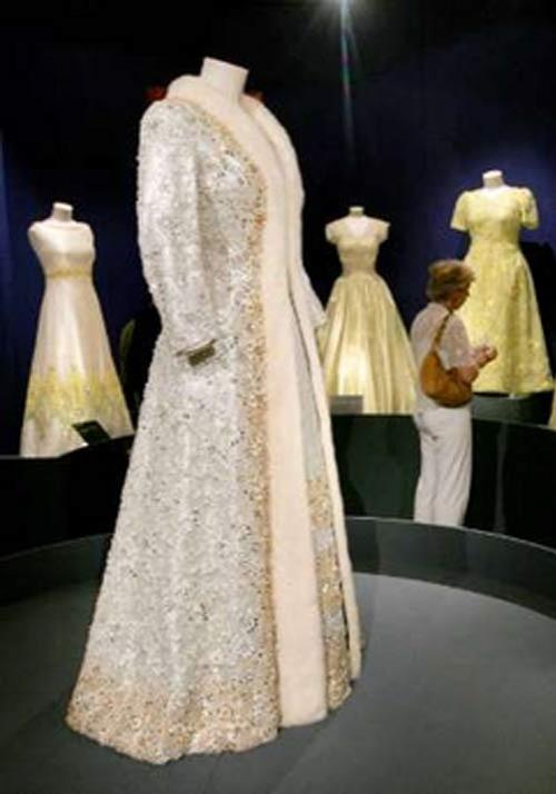 Открылась выставка платьев Елизаветы II