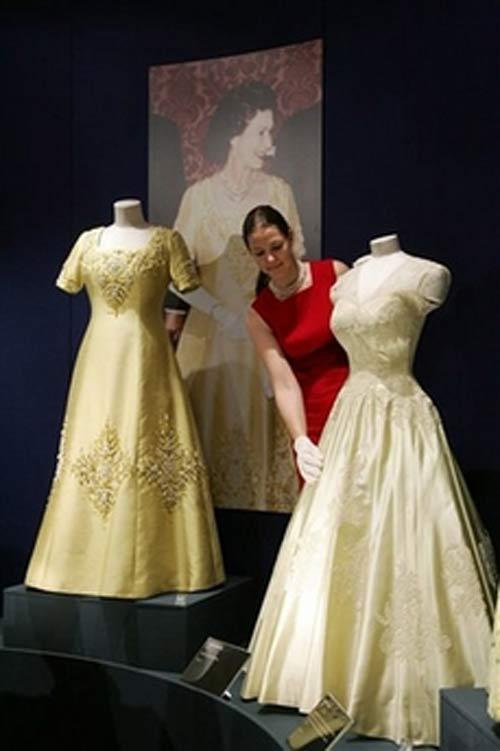 Открылась выставка платьев Елизаветы II