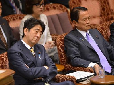 А это премьер-министр Японии Шинзо Абе и министр финансов Японии Таро Асо. Они устроили совместный тихий час во время заседания бюджетного комитета в Токио, в феврале 2013 года