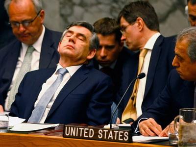 Спящий британский премьер-министр Гордон Браун попал в кадр во время заседания совета безопасности ООН в апреле 2008 года в Нью-Йорке