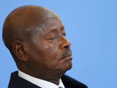 Президент Уганды Йовери Мусевени заснул во время приветственной речи на конференции по Сомали в Лондоне, май 2013