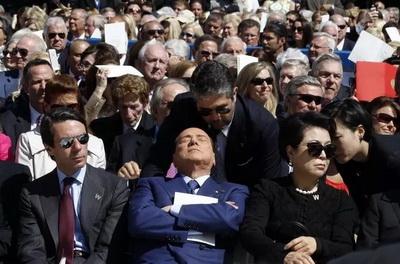 Итальянскому премьер-министру Сильвио Берлускони удалось поспать с гордо поднятой головой за спиной спикера итальянского Сената Ренато Шифани во время военного парада 2011 года в Риме, Италия
