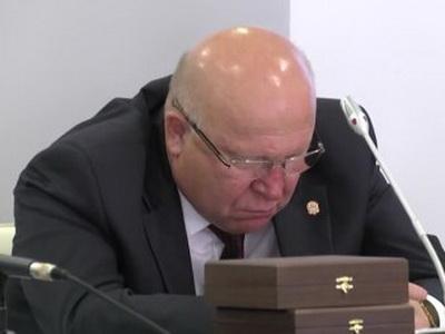 Губернатор Нижегородской области заснул во время совещания комитета госдумы.