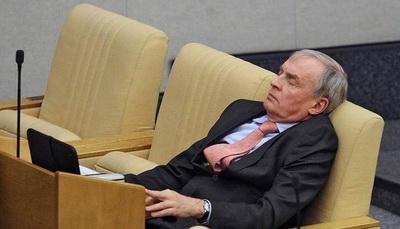 Член комитета Госдумы по финансовому рынку Борис Кашин на пленарном заседании быстро моргнул, 2013 год.