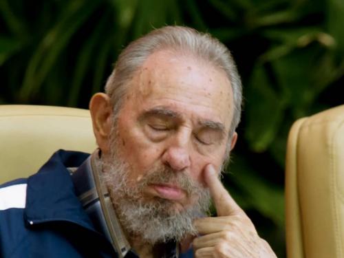 Бывший президент Кубы Фидель Кастро задремал во время заседания 6-го конгресса кубинской коммунистической партии в апреле 2011 года в Гаване