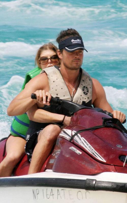 Ферджи в алом купальнике резвится на Багамах