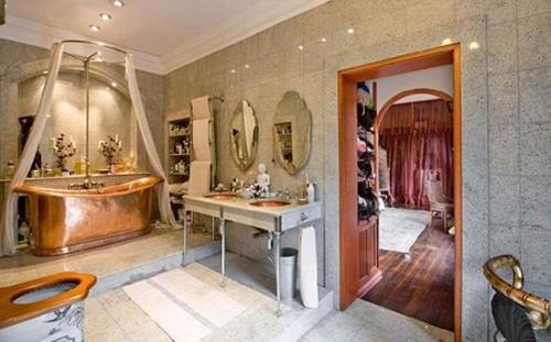 Экс-жена гитариста Rolling Stone продает особняк под Лондоном