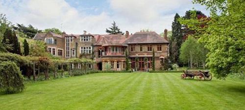 Экс-жена гитариста Rolling Stone продает особняк под Лондоном