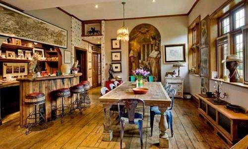 Экс-жена гитариста Rolling Stone продает особняк под Лондоном