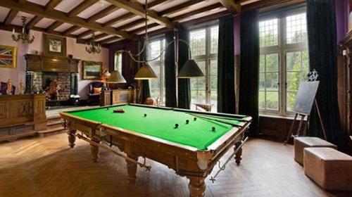 Экс-жена гитариста Rolling Stone продает особняк под Лондоном