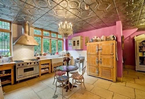 Экс-жена гитариста Rolling Stone продает особняк под Лондоном