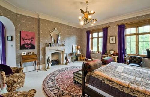 Экс-жена гитариста Rolling Stone продает особняк под Лондоном