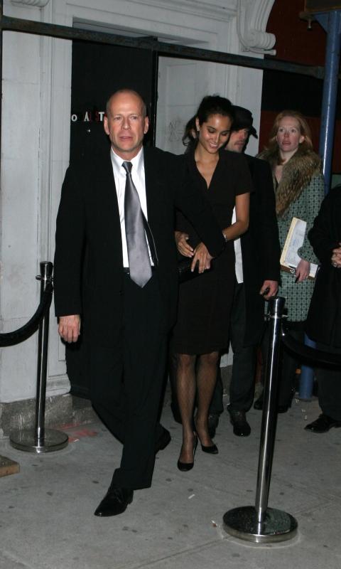 "Крепкий орешек" вывел в свет новую подругу — копию Дэми Мур