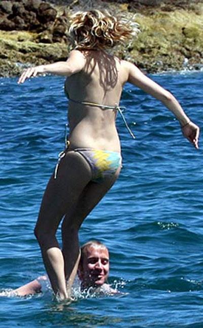 Сиенна Миллер оторвалась с бой-френдом на безлюдном пляже