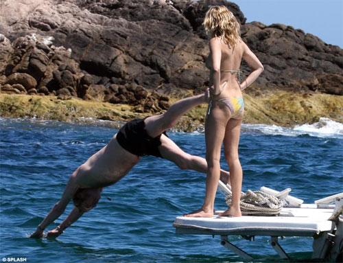 Сиенна Миллер оторвалась с бой-френдом на безлюдном пляже