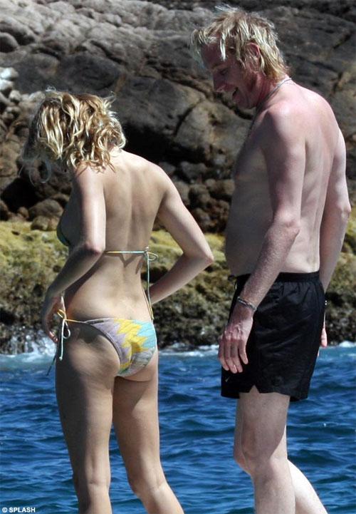 Сиенна Миллер оторвалась с бой-френдом на безлюдном пляже