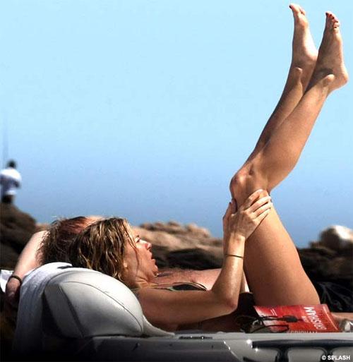 Сиенна Миллер оторвалась с бой-френдом на безлюдном пляже