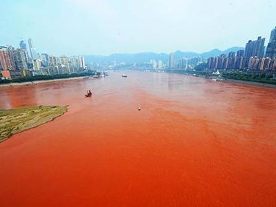 Часть реки Янцзы в Чунцине, Китай. Причиной столь необычного явления, возможно, стал избыток песка, окрасивший воду в кроваво-красный цвет.