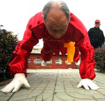 Старый китаец практикует «тай-чи»