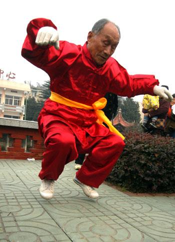 Старый китаец практикует «тай-чи»
