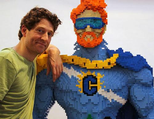 Адвокат строит скульптуры из Lego