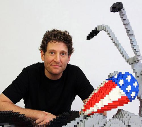 Адвокат строит скульптуры из Lego