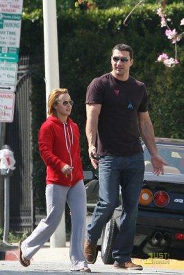 Подруга Кличко позирует неглиже