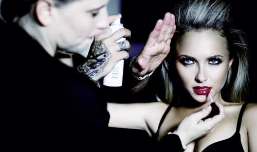 Подруга Кличко позирует неглиже