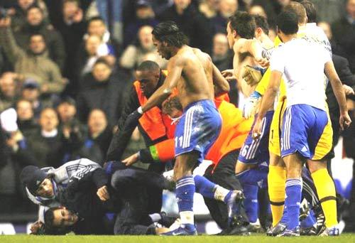 Болельщик попытался набить лицо лидеру "Челси"