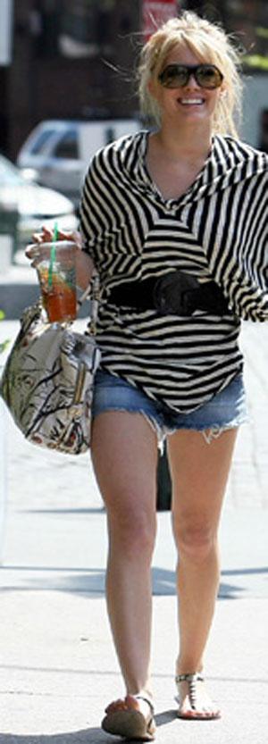 Звёзды вступили в борьбу за самые эротичные шорты