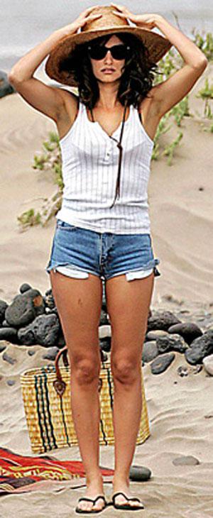 Звёзды вступили в борьбу за самые эротичные шорты