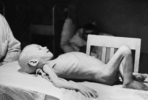 Петербург отметил снятие блокады: страшная фотохроника