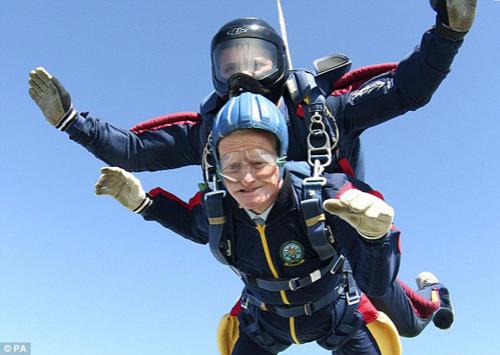 98-летний британец прыгнул с парашютом с высоты 3 000 метров