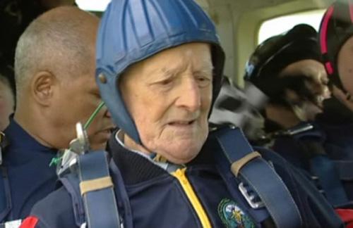 98-летний британец прыгнул с парашютом с высоты 3 000 метров