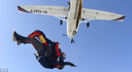 98-летний британец прыгнул с парашютом с высоты 3 000 метров