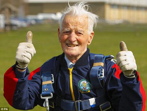 98-летний британец прыгнул с парашютом с высоты 3 000 метров