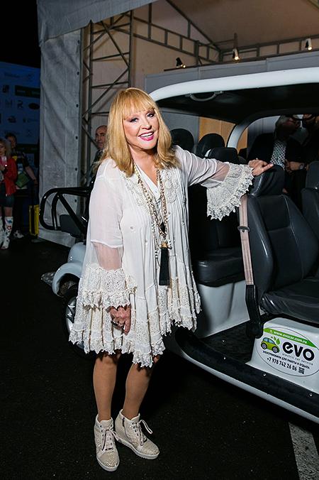 Звезды за 55, которые одеваются не по возрасту