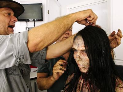 Один из исполнительных продюсеров сериала Грег Никотеро (слева) помогает гримеру Энди Шонебергу надеть на девушку парик.