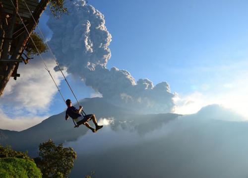 Конец светаКачели у подножия извергающегося вулкана Тунгурауа в городе Баньос, Эквадор. Спустя несколько минут мы были вынуждены покинуть район из-за приближающегося облака из пепла.