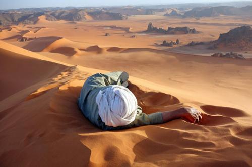 Заслуженный отдых в СахареНа этой фотографии гид Мусса Мачер, который был снят на вершине высочайшей дюны в Сахаре. Мусса отдыхал, ожидая нас, пока мы совершали 45-минутный подъем на вершину. Спуск перекатами и прыжками занял всего 10 минут.