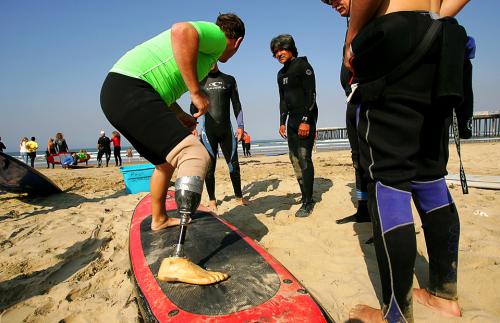 В Калифорнии соревновались безногие серфингисты