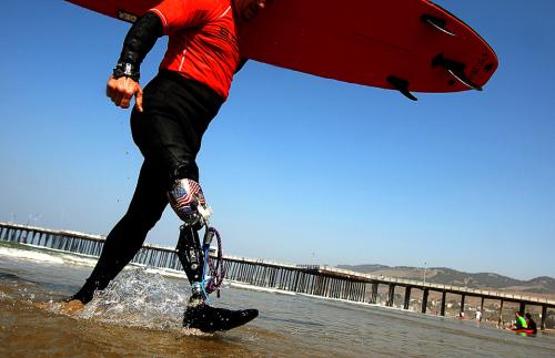 В Калифорнии соревновались безногие серфингисты