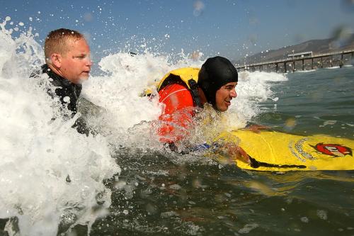 В Калифорнии соревновались безногие серфингисты