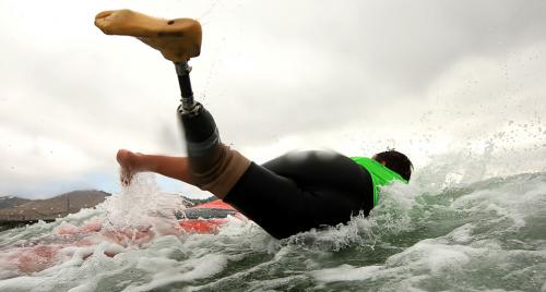 В Калифорнии соревновались безногие серфингисты