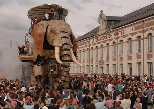 Механические монстры Франции пугают посетителей