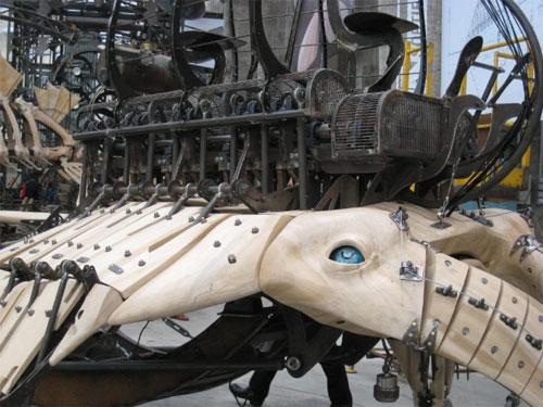 Механические монстры Франции пугают посетителей