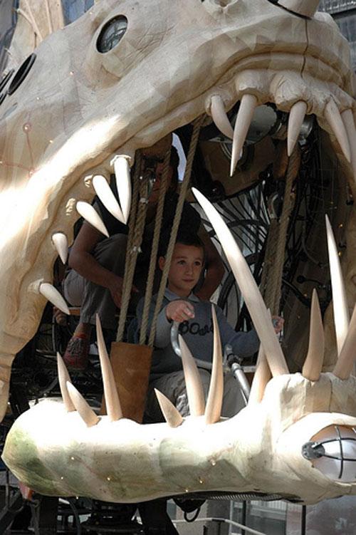 Механические монстры Франции пугают посетителей