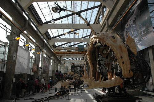 Механические монстры Франции пугают посетителей