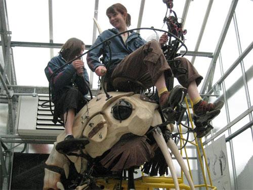 Механические монстры Франции пугают посетителей